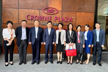 The Secretary for Labour and Welfare, Mr Chris Sun, today (November 22) led a Hong Kong Special Administrative Region (HKSAR) delegation to attend the 2nd National Conference on the Development of Human Resources Services in Shenzhen. Photo shows Mr Sun (fourth left), accompanied by the Commissioner for Labour, Ms May Chan (sixth left), and the Director of Hong Kong Talent Engage, Mr Anthony Lau (second left), and the Chairman of China International Intellectech Group Co Ltd, Mr Bu Yulong (third left), before a lunch meeting at noon. The Company is one of the enterprises approved by the relevant competent commerce department of the Mainland to engage in labour service co-operation with the HKSAR. They exchanged views on protecting imported workers