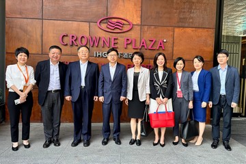 勞工及福利局局長孫玉菡今日(十一月二十二日)率領香港特別行政區代表團,在深圳出席第二屆全國人力資源服務業發展大會。圖示孫玉菡(左四)中午在勞工處處長陳穎韶(左六)和香港人才服務辦公室總監劉鎮漢(左二)陪同下,與中國國際技術智力合作集團有限公司董事長卜玉龍(左三)共進午餐前合照。該企業是內地商務主管部門核准的內地輸港勞務合作企業之一。雙方就如何保障輸入勞工的僱傭權益交換意見。