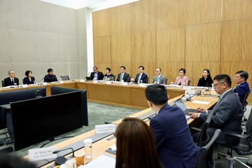 劳工及福利局常任秘书长刘焱（左十）今日（十一月二十二日）出席特区政府驻海外经济贸易办事处和内地办事处主管会议。