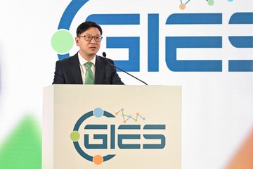 勞工及福利局局長孫玉菡今日(十一月二十三日)為樂齡科技博覽暨高峰會2023開幕禮主禮,博覽由政府與香港社會服務聯會聯合主辦。圖示孫玉菡致開幕辭。