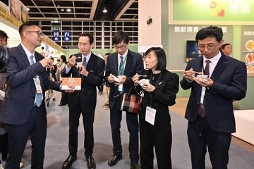 The Director of Social Welfare, Miss Charmaine Lee, today (November 23) visited the Gerontech and Innovation Expo cum Summit 2023 co-hosted by the Government and the Hong Kong Council of Social Service at the Hong Kong Convention and Exhibition Centre. Photo shows Miss Lee (second right) touring a booth in the Care Food Pavilion at the venue.