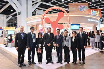 The Director of Social Welfare, Miss Charmaine Lee, today (November 23) visited the Gerontech and Innovation Expo cum Summit 2023 co-hosted by the Government and the Hong Kong Council of Social Service at the Hong Kong Convention and Exhibition Centre. Photo shows Miss Lee (third left) with other guests at the venue.