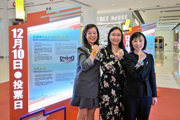 勞工及福利局常任秘書長劉焱聯同社會福利署署長李佩詩和勞工處處長陳穎韶,今日(十一月二十三日)下午響應「區選進社區」活動,到訪位於奧海城二期的親子工作坊及展覽,透過實體遊戲及手作藝術工作坊,與在場市民一同了解區議會選舉相關資訊,鼓勵他們在十二月十日積極投票,選出心儀的區議員,共建美好社區。