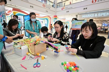 勞工及福利局常任秘書長劉焱聯同社會福利署署長李佩詩和勞工處處長陳穎韶,今日(十一月二十三日)下午響應「區選進社區」活動,到訪位於奧海城二期的親子工作坊及展覽,透過實體遊戲及手作藝術工作坊,與在場市民一同了解區議會選舉相關資訊,鼓勵他們在十二月十日積極投票,選出心儀的區議員,共建美好社區。