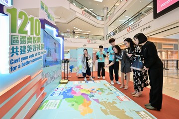 勞工及福利局常任秘書長劉焱聯同社會福利署署長李佩詩和勞工處處長陳穎韶,今日(十一月二十三日)下午響應「區選進社區」活動,到訪位於奧海城二期的親子工作坊及展覽,透過實體遊戲及手作藝術工作坊,與在場市民一同了解區議會選舉相關資訊,鼓勵他們在十二月十日積極投票,選出心儀的區議員,共建美好社區。