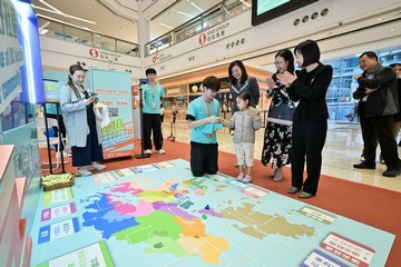 勞工及福利局常任秘書長劉焱聯同社會福利署署長李佩詩和勞工處處長陳穎韶,今日(十一月二十三日)下午響應「區選進社區」活動,到訪位於奧海城二期的親子工作坊及展覽,透過實體遊戲及手作藝術工作坊,與在場市民一同了解區議會選舉相關資訊,鼓勵他們在十二月十日積極投票,選出心儀的區議員,共建美好社區。