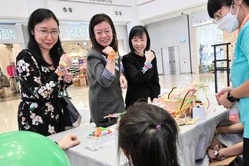 勞工及福利局常任秘書長劉焱聯同社會福利署署長李佩詩和勞工處處長陳穎韶,今日(十一月二十三日)下午響應「區選進社區」活動,到訪位於奧海城二期的親子工作坊及展覽,透過實體遊戲及手作藝術工作坊,與在場市民一同了解區議會選舉相關資訊,鼓勵他們在十二月十日積極投票,選出心儀的區議員,共建美好社區。