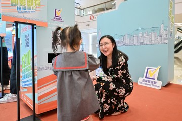 勞工及福利局常任秘書長劉焱聯同社會福利署署長李佩詩和勞工處處長陳穎韶,今日(十一月二十三日)下午響應「區選進社區」活動,到訪位於奧海城二期的親子工作坊及展覽,透過實體遊戲及手作藝術工作坊,與在場市民一同了解區議會選舉相關資訊,鼓勵他們在十二月十日積極投票,選出心儀的區議員,共建美好社區。