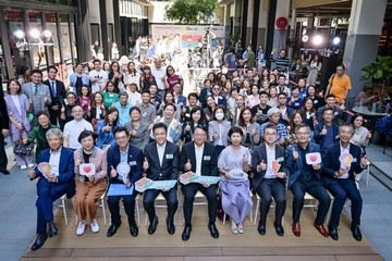 社會創新及創業發展基金(社創基金)十周年慶典今日(十一月二十五日)舉行。圖示政務司司長陳國基(第一排中)與創新科技及工業局局長孫東教授(第一排左四)、社創基金專責小組主席李正儀博士(第一排右四)、勞工及福利局副局長何啟明(第一排左三)與其他嘉賓合照。