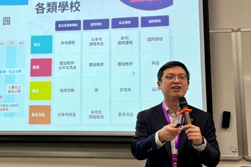 劳工及福利局副局长何启明今日（十一月二十六日）上午到香港中文大学（深圳）出席「广东省2024届普通高校毕业生供需见面活动——深港融合人才交流专场」，向准毕业生介绍香港人才入境政策。香港人才服务办公室亦有参展。