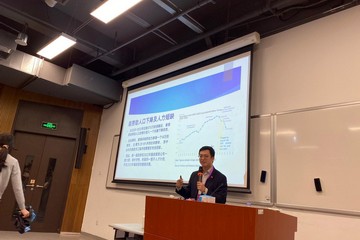勞工及福利局副局長何啟明今日(十一月二十六日)上午到香港中文大學(深圳)出席「廣東省2024屆普通高校畢業生供需見面活動——深港融合人才交流專場」,向準畢業生介紹香港人才入境政策。香港人才服務辦公室亦有參展。
