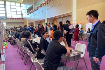 勞工及福利局副局長何啟明今日(十一月二十六日)上午到香港中文大學(深圳)出席「廣東省2024屆普通高校畢業生供需見面活動——深港融合人才交流專場」,向準畢業生介紹香港人才入境政策。香港人才服務辦公室亦有參展。