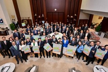 財政司副司長黃偉綸今日(十一月二十九日)出席在立法會舉行的前廳交流會。圖示黃偉綸(第一排左七)、立法會主席梁君彥(第一前排左六)、房屋局局長何永賢(第一排左八)、勞工及福利局局長孫玉菡(第一排左五)、引進重點企業辦公室主任容偉雄(第二排右五)、投資推廣署署長劉凱旋(第二排右一)與議員於會前合照。