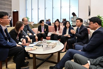 勞工及福利局局長孫玉菡、勞工及福利局常任秘書長劉焱、勞工及福利局副局長何啟明、勞工處處長陳穎韶和香港人才服務辦公室總監劉鎮漢今日(十一月二十九日)出席在立法會舉行的前廳交流會。