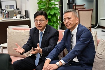 勞工及福利局局長孫玉菡、勞工及福利局常任秘書長劉焱、勞工及福利局副局長何啟明、勞工處處長陳穎韶和香港人才服務辦公室總監劉鎮漢今日(十一月二十九日)出席在立法會舉行的前廳交流會。