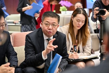 The Secretary for Labour and Welfare, Mr Chris Sun; the Permanent Secretary for Labour and Welfare, Ms Alice Lau; the Under Secretary for Labour and Welfare, Mr Ho Kai-ming; the Commissioner for Labour, Ms May Chan; and the Director of Hong Kong Talent Engage, Mr Anthony Lau, attended the Ante Chamber exchange session at the Legislative Council (LegCo) today (November 29).