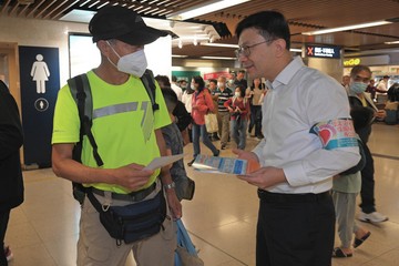 The Secretary for Labour and Welfare, Mr Chris Sun, led some 20 colleagues of the Labour and Welfare Bureau and Social Welfare Department (SWD) Volunteer Team this evening (November 30) to appeal to members of the public for their support for the District Council election at MTR Lo Wu Station. He also introduced the voting arrangements at Near Boundary Polling Stations to the public. The Permanent Secretary for Labour and Welfare, Ms Alice Lau, and directorate officers of the SWD also joined the visit. 