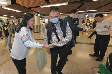 The Secretary for Labour and Welfare, Mr Chris Sun, led some 20 colleagues of the Labour and Welfare Bureau and Social Welfare Department (SWD) Volunteer Team this evening (November 30) to appeal to members of the public for their support for the District Council election at MTR Lo Wu Station. He also introduced the voting arrangements at Near Boundary Polling Stations to the public. The Permanent Secretary for Labour and Welfare, Ms Alice Lau, and directorate officers of the SWD also joined the visit. 