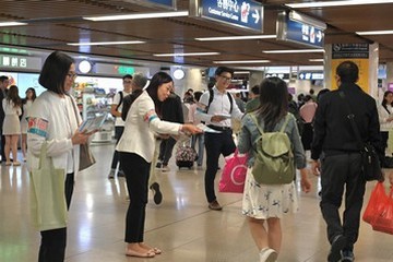 勞工及福利局(勞福局)局長孫玉菡今日(十一月三十日)傍晚率領勞福局及社會福利署(社署)義工隊約20名同事,到港鐵羅湖站呼籲市民支持區議會選舉,並介紹鄰近邊境投票站的投票安排。勞福局常任秘書長劉焱及社署首長級人員亦有同行。