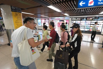 The Secretary for Labour and Welfare, Mr Chris Sun, led some 20 colleagues of the Labour and Welfare Bureau and Social Welfare Department (SWD) Volunteer Team this evening (November 30) to appeal to members of the public for their support for the District Council election at MTR Lo Wu Station. He also introduced the voting arrangements at Near Boundary Polling Stations to the public. The Permanent Secretary for Labour and Welfare, Ms Alice Lau, and directorate officers of the SWD also joined the visit. 