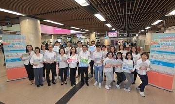 The Secretary for Labour and Welfare, Mr Chris Sun, led some 20 colleagues of the Labour and Welfare Bureau and Social Welfare Department (SWD) Volunteer Team this evening (November 30) to appeal to members of the public for their support for the District Council election at MTR Lo Wu Station. He also introduced the voting arrangements at Near Boundary Polling Stations to the public. The Permanent Secretary for Labour and Welfare, Ms Alice Lau, and directorate officers of the SWD also joined the visit. 