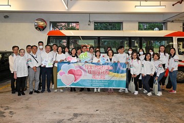 The Permanent Secretary for Labour and Welfare, Ms Alice Lau, and the Director of Social Welfare, Miss Charmaine Lee, led some 20 colleagues of the Labour and Welfare Bureau (LWB) and Social Welfare Department (SWD) Volunteer Team this evening (December 1) to appeal to members of the public for voting at the District Council election at MTR Fanling Station. Directorate officers of the LWB and the SWD also joined the visit. The Secretary for Labour and Welfare, Mr Chris Sun, saw them off and showed support to colleagues. 