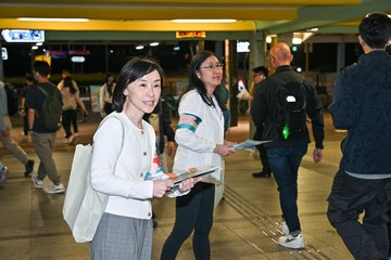 The Permanent Secretary for Labour and Welfare, Ms Alice Lau, and the Director of Social Welfare, Miss Charmaine Lee, led some 20 colleagues of the Labour and Welfare Bureau (LWB) and Social Welfare Department (SWD) Volunteer Team this evening (December 1) to appeal to members of the public for voting at the District Council election at MTR Fanling Station. Directorate officers of the LWB and the SWD also joined the visit. The Secretary for Labour and Welfare, Mr Chris Sun, saw them off and showed support to colleagues. 