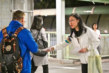 The Permanent Secretary for Labour and Welfare, Ms Alice Lau, and the Director of Social Welfare, Miss Charmaine Lee, led some 20 colleagues of the Labour and Welfare Bureau (LWB) and Social Welfare Department (SWD) Volunteer Team this evening (December 1) to appeal to members of the public for voting at the District Council election at MTR Fanling Station. Directorate officers of the LWB and the SWD also joined the visit. The Secretary for Labour and Welfare, Mr Chris Sun, saw them off and showed support to colleagues. 