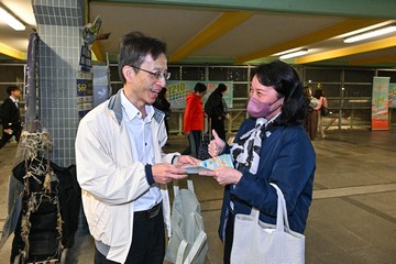 The Permanent Secretary for Labour and Welfare, Ms Alice Lau, and the Director of Social Welfare, Miss Charmaine Lee, led some 20 colleagues of the Labour and Welfare Bureau (LWB) and Social Welfare Department (SWD) Volunteer Team this evening (December 1) to appeal to members of the public for voting at the District Council election at MTR Fanling Station. Directorate officers of the LWB and the SWD also joined the visit. The Secretary for Labour and Welfare, Mr Chris Sun, saw them off and showed support to colleagues. 