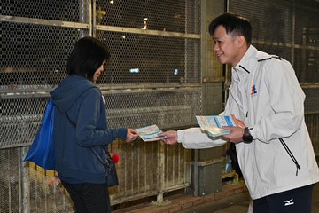 The Permanent Secretary for Labour and Welfare, Ms Alice Lau, and the Director of Social Welfare, Miss Charmaine Lee, led some 20 colleagues of the Labour and Welfare Bureau (LWB) and Social Welfare Department (SWD) Volunteer Team this evening (December 1) to appeal to members of the public for voting at the District Council election at MTR Fanling Station. Directorate officers of the LWB and the SWD also joined the visit. The Secretary for Labour and Welfare, Mr Chris Sun, saw them off and showed support to colleagues. 