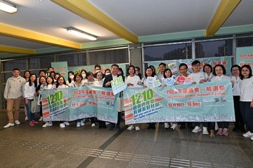 The Permanent Secretary for Labour and Welfare, Ms Alice Lau, and the Director of Social Welfare, Miss Charmaine Lee, led some 20 colleagues of the Labour and Welfare Bureau (LWB) and Social Welfare Department (SWD) Volunteer Team this evening (December 1) to appeal to members of the public for voting at the District Council election at MTR Fanling Station. Directorate officers of the LWB and the SWD also joined the visit. The Secretary for Labour and Welfare, Mr Chris Sun, saw them off and showed support to colleagues. 