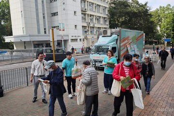 勞工及福利局副局長何啟明今日（十二月三日）在藍田呼籲街坊在區議會選舉踴躍投票。