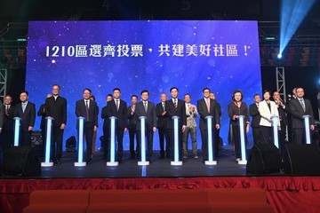 行政长官李家超今日（十二月三日）出席公务员齐撑区选家庭日。图示（前排左三起）劳工及福利局局长孙玉菡、医务卫生局局长卢宠茂教授、政务司司长陈国基、纪律部队评议会消防处代表张俊杰、李家超、警察评议会警司协会代表梁子健、保安局局长邓炳强、公务员事务局局长杨何蓓茵，以及其他嘉宾合照。