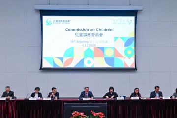 政务司司长陈国基（中）今日（十二月四日）主持儿童事务委员会第19次会议。