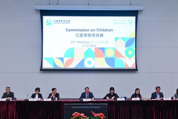 The Chief Secretary for Administration, Mr Chan Kwok-ki (centre), today (December 4) chairs the 19th meeting of the Commission on Children.