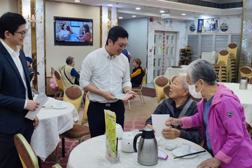 The Under Secretary for Labour and Welfare, Mr Ho Kai-ming, today (December 6) appealed to Lam Tin residents for voting at the District Council election. 