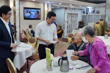 勞工及福利局副局長何啟明今日（十二月六日）在藍田呼籲街坊在區議會選舉踴躍投票。