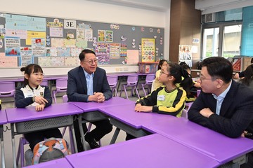 政務司司長陳國基今日(十二月七日)到訪位於深水埗的聖公會聖安德烈小學,視察在校課後託管服務計劃的推行情況。勞工及福利局局長孫玉菡和署理教育局局長施俊輝亦有隨行。圖示陳國基(左二)和孫玉菡(右一)在課室了解學童在校接受功課輔導和溫習的情況。