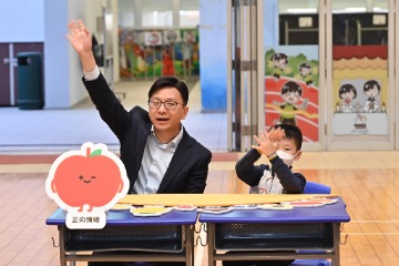 政務司司長陳國基今日(十二月七日)到訪位於深水埗的聖公會聖安德烈小學,視察在校課後託管服務計劃的推行情況。勞工及福利局局長孫玉菡和署理教育局局長施俊輝亦有隨行。圖示孫玉菡(左)在禮堂與學童一同參與小組遊戲,紓緩學習壓力。