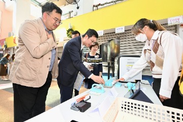 勞工及福利局副局長何啟明今日(十二月八日)下午到訪香港紅十字會瑪嘉烈戴麟趾學校,見證該校師生在結伴創前路計劃下的成果,並為同學和照顧者打氣。