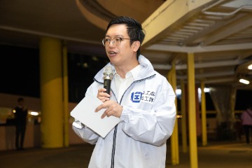 勞工及福利局(勞福局)副局長何啟明和勞工處處長陳穎韶今日(十二月八日)傍晚率領勞工處義工隊及勞工顧問委員會委員超過40人,到沙田呼籲市民在區議會選舉踴躍投票。勞工處首長級人員亦有同行。勞福局局長孫玉菡和勞福局常任秘書長劉焱在出發前為大家打氣。