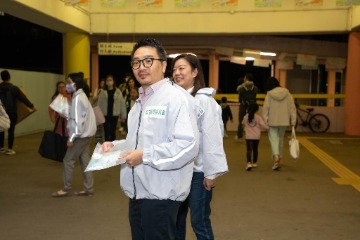 勞工及福利局(勞福局)副局長何啟明和勞工處處長陳穎韶今日(十二月八日)傍晚率領勞工處義工隊及勞工顧問委員會委員超過40人,到沙田呼籲市民在區議會選舉踴躍投票。勞工處首長級人員亦有同行。勞福局局長孫玉菡和勞福局常任秘書長劉焱在出發前為大家打氣。