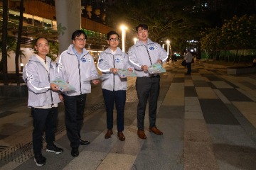 勞工及福利局(勞福局)副局長何啟明和勞工處處長陳穎韶今日(十二月八日)傍晚率領勞工處義工隊及勞工顧問委員會委員超過40人,到沙田呼籲市民在區議會選舉踴躍投票。勞工處首長級人員亦有同行。勞福局局長孫玉菡和勞福局常任秘書長劉焱在出發前為大家打氣。