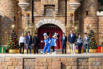 勞工及福利局局長孫玉菡今日(十二月九日)上午在香港迪士尼樂園為2023年國際復康日慶祝典禮主禮,並呼籲大家在區議會選舉踴躍投票,共建關愛共融社區。