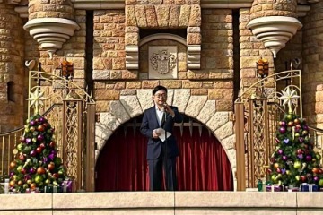 勞工及福利局局長孫玉菡今日(十二月九日)上午在香港迪士尼樂園為2023年國際復康日慶祝典禮主禮,並呼籲大家在區議會選舉踴躍投票,共建關愛共融社區。