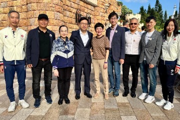 勞工及福利局局長孫玉菡今日(十二月九日)上午在香港迪士尼樂園為2023年國際復康日慶祝典禮主禮,並呼籲大家在區議會選舉踴躍投票,共建關愛共融社區。