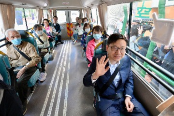 勞工及福利局局長(勞福局)孫玉菡今日(十二月十日)上午率領勞福局及社會福利署(社署)義工隊到訪荃灣樂善堂尹立強敬老鄰舍中心,視察社署一筆過資助長者中心提供便利長者於二○二三年區議會一般選舉投票措施。圖示孫玉菡(右一)、勞福局常任秘書長劉焱(右五)和勞福局副局長何啟明(右七)陪伴長者乘車前往票站。