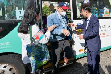 勞工及福利局局長（勞福局）孫玉菡今日（十二月十日）上午率領勞福局及社會福利署（社署）義工隊到訪荃灣樂善堂尹立強敬老鄰舍中心，視察社署一筆過資助長者中心提供便利長者於二○二三年區議會一般選舉投票措施。圖示孫玉菡（右）和勞福局常任秘書長劉焱（左）陪伴長者前往票站。