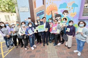 The Secretary for Labour and Welfare, Mr Chris Sun, led the Labour and Welfare Bureau and Social Welfare Department (SWD) Volunteer Team this morning (December 10) to visit Lok Sin Tong Wan Lap Keung Neighbourhood Elderly Centre in Tsuen Wan to view the facilitation measures for the elderly to cast their vote at the 2023 District Council Ordinary Election provided under the SWD's one-off subsidy to elderly centres. Photo shows Mr Sun (front row, seventh left) and elderly persons after casting their vote.