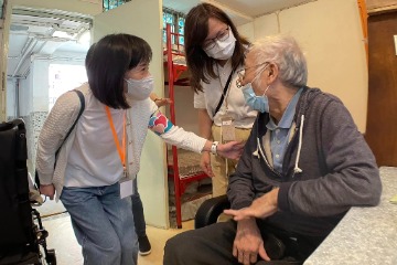 The Director of Social Welfare, Miss Charmaine Lee, led the Social Welfare Department (SWD) Volunteer Team this morning (December 10) to visit Hong Kong Sheng Kung Hui Lok Man Alice Kwok Integrated Service Centre in To Kwa Wan to view the facilitation measures for the elderly to cast their vote at the 2023 District Council Ordinary Election provided under the SWD's one-off subsidy to elderly centres.